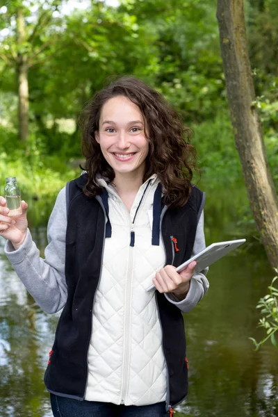 Bioloog vrouw bezig met wateranalyse — Stockfoto