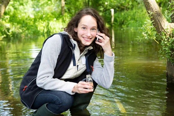 Biolog-kvinna som arbetar på vattenanalys — Stockfoto