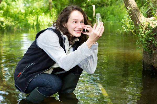 Biolog-kvinna som arbetar på vattenanalys — Stockfoto