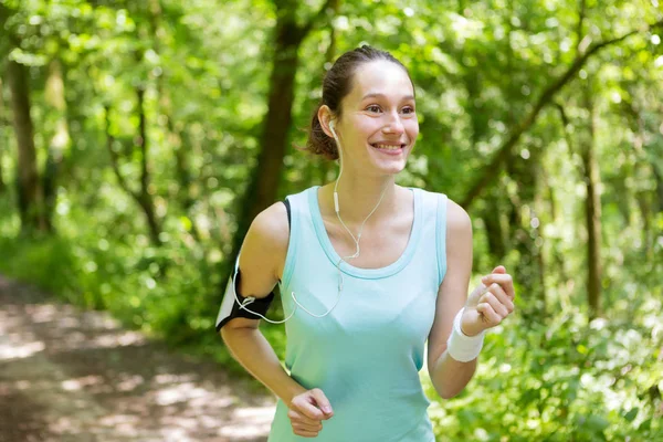 Mulher atraente correndo na floresta — Fotografia de Stock