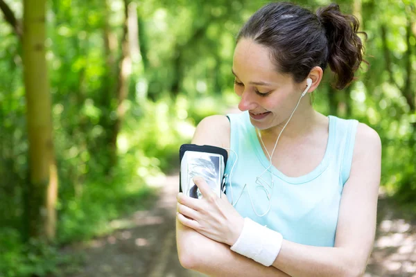 Attraktive Frau läuft im Wald — Stockfoto