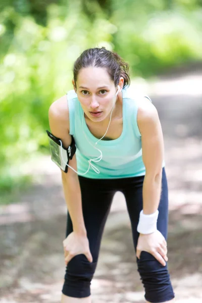 Attraktive Frau läuft im Wald — Stockfoto