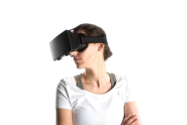 Mulher atraente usando um fone de ouvido realidade virtual pela primeira vez — Fotografia de Stock
