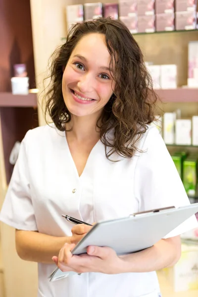 Junge attraktive Kosmetikerin — Stockfoto