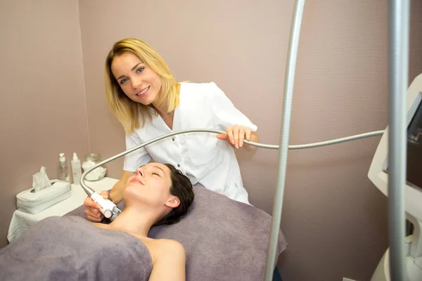 Schoonheidsspecialiste vrouw doen een gezichts massage behandeling — Stockfoto