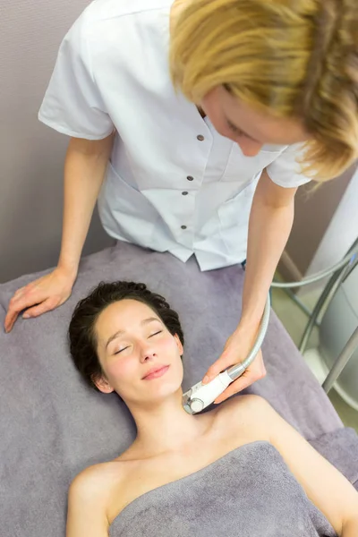 Mulher esteticista fazendo um tratamento de massagem facial — Fotografia de Stock