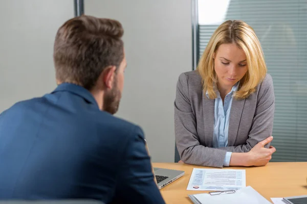 Homme et femme en réunion Images De Stock Libres De Droits