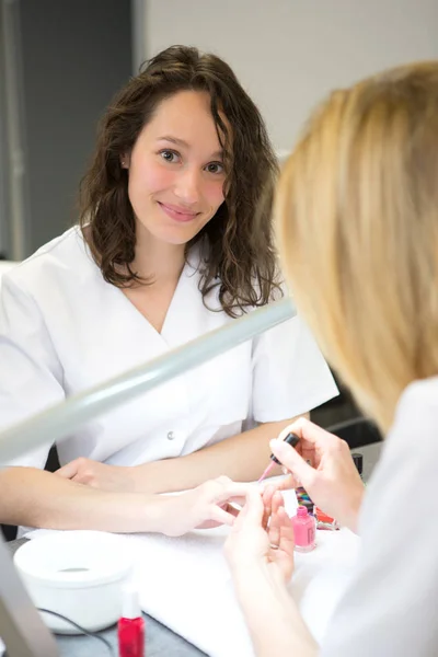 Beautician students practising during courses — Stock Photo, Image