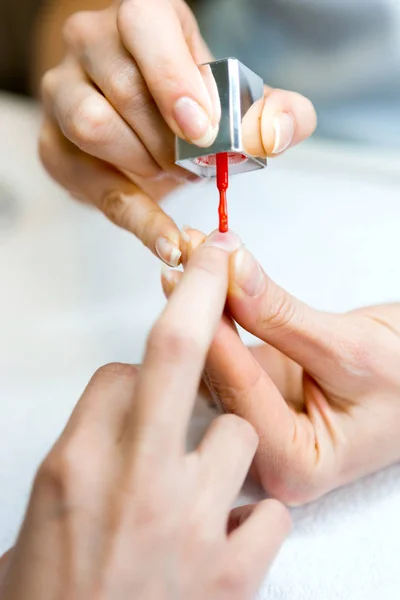 Estudiantes de esteticista practicando durante los cursos —  Fotos de Stock