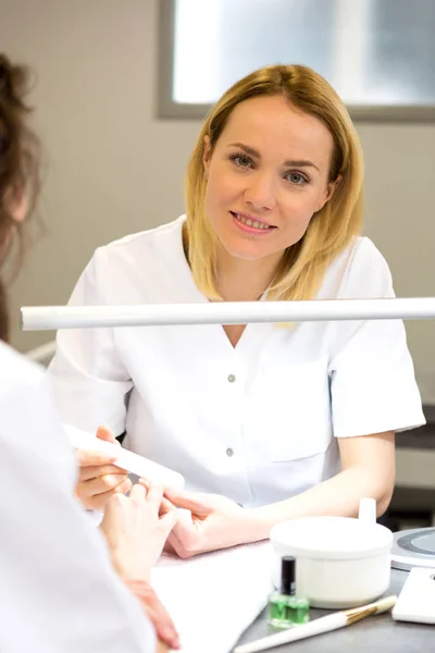 Estudiantes de esteticista practicando durante los cursos —  Fotos de Stock