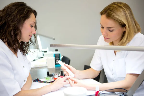 Vista de Jovens estudantes esteticistas atraentes que praticam durante os cursos — Fotografia de Stock