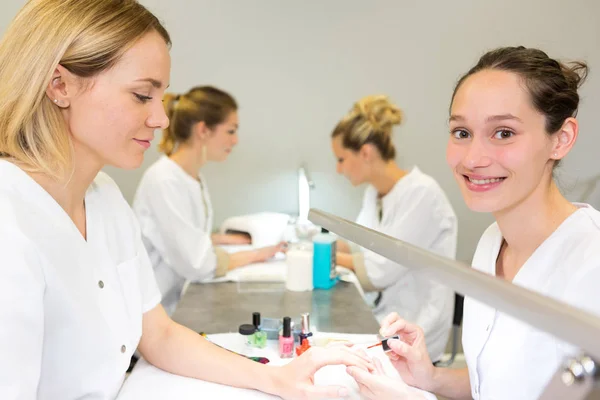 Estudiantes de esteticista practicando durante los cursos —  Fotos de Stock