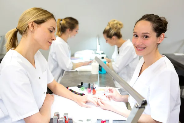 Estudantes esteticistas que praticam durante os cursos — Fotografia de Stock