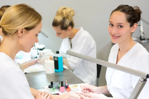 Estudantes esteticistas que praticam durante os cursos — Fotografia de Stock