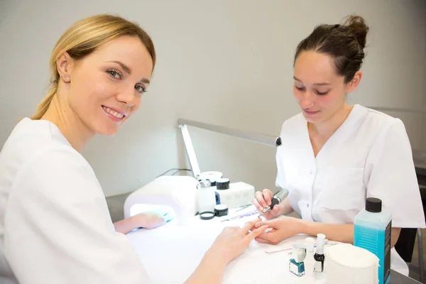 Vista de Jovens estudantes esteticistas atraentes que praticam durante os cursos — Fotografia de Stock