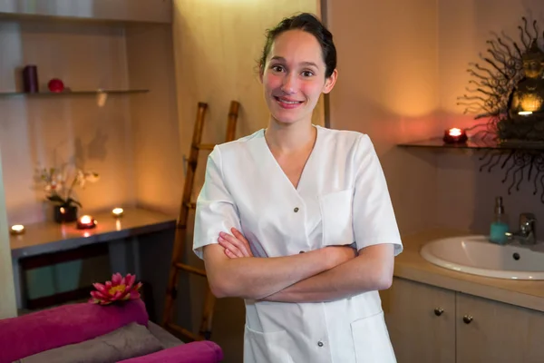 Esteticista trabajando en un salón de belleza —  Fotos de Stock