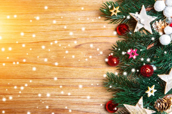 Χριστουγεννιάτικο ξύλινο υπόβαθρο με διακόσμηση — Φωτογραφία Αρχείου