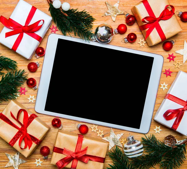 Tablet em uma decoração de Natal — Fotografia de Stock