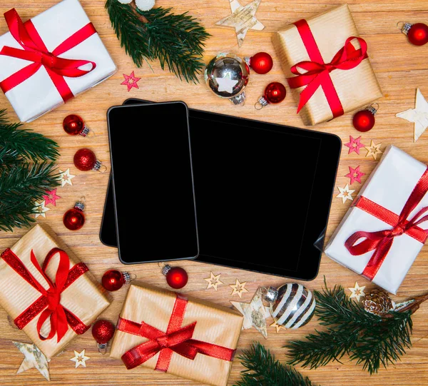 Tablet a smartphone v vánoční výzdoba — Stock fotografie