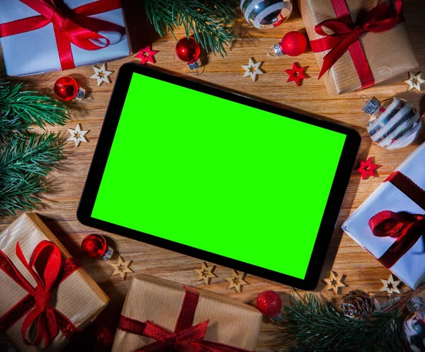 Tablet em uma decoração de Natal — Fotografia de Stock