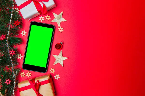 Smartphone a vánoční výzdoba — Stock fotografie