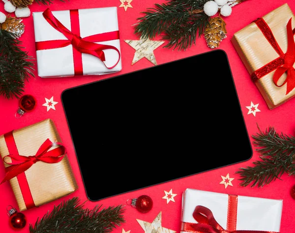 Tableta en una decoración de Navidad —  Fotos de Stock