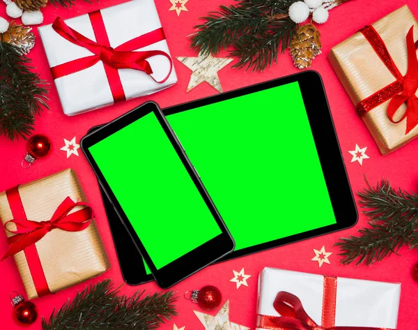 Tablet e smartphone na decoração de Natal — Fotografia de Stock