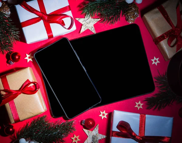 Tablet ve Noel dekor içinde smartphone — Stok fotoğraf