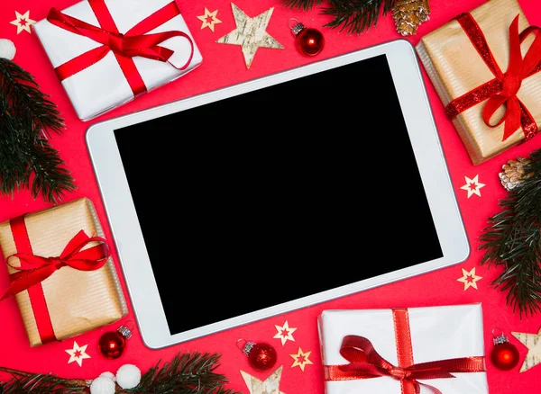 Tablet em uma decoração de Natal — Fotografia de Stock