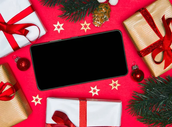 Smartphone en una decoración de Navidad —  Fotos de Stock