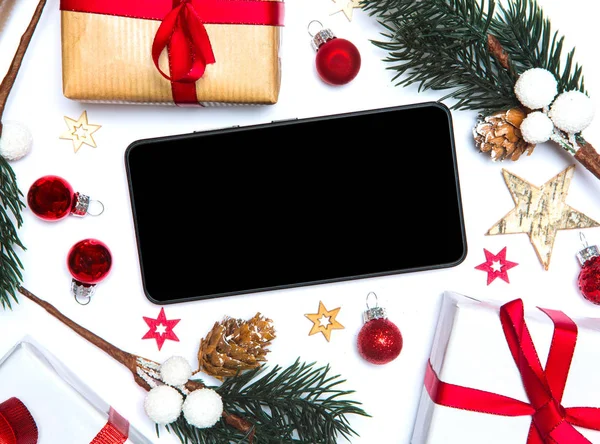 Bir Noel dekor içinde smartphone — Stok fotoğraf