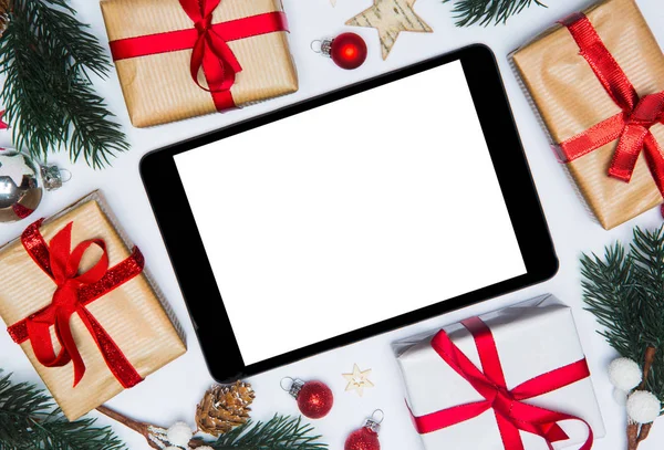 Tablet em uma decoração de Natal — Fotografia de Stock