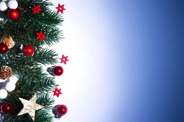 Karácsonyi fehér háttér dekorációval — Stock Fotó