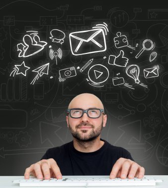 Multimedya fikirleri hakkında düşünme adam