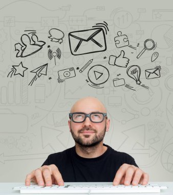 Multimedya fikirleri hakkında düşünme adam