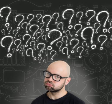 Soru işaretleri insan kafası dışarı