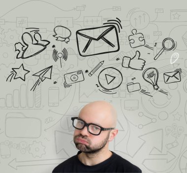 Multimedya fikirleri hakkında düşünme adam