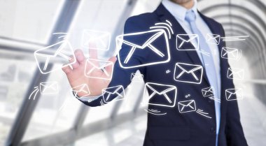 İşadamı ile e-posta arayüzey dokunmadan