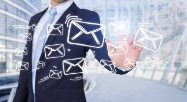 İşadamı ile e-posta arayüzey dokunmadan