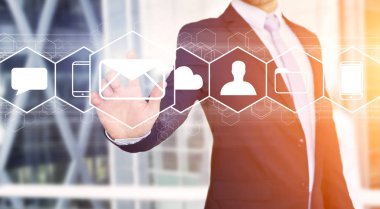 E-posta simgesi arabirimiyle dokunmadan işadamı