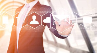 E-posta simgesi arabirimiyle dokunmadan işadamı