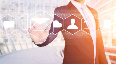 E-posta simgesi arabirimiyle dokunmadan işadamı