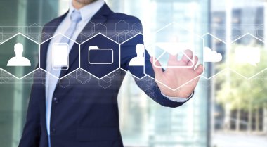 E-posta simgesi arabirimiyle dokunmadan işadamı