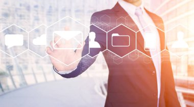 E-posta simgesi arabirimiyle dokunmadan işadamı