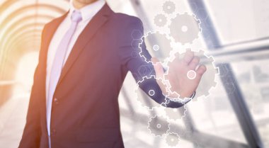 Dişli tekerlekleri arabirimiyle dokunmadan işadamı