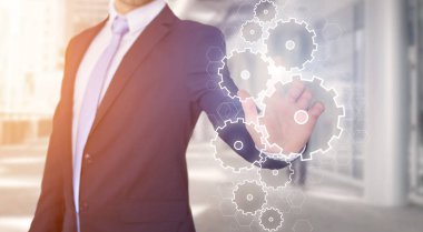 Dişli tekerlekleri arabirimiyle dokunmadan işadamı