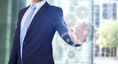 Dişli tekerlekleri arabirimiyle dokunmadan işadamı