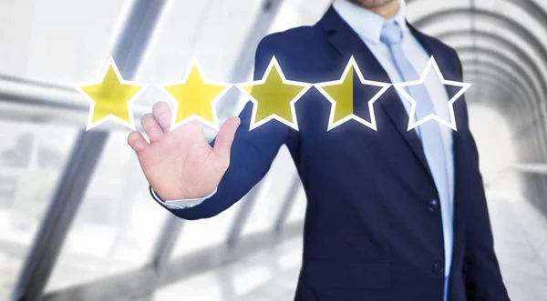 Бізнесмен торкається інтерфейсу з рейтинговими зірками — стокове фото