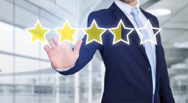 Бізнесмен торкається інтерфейсу з рейтинговими зірками — стокове фото
