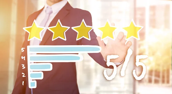 Бизнесмен трогает интерфейс с рейтинговыми звездами — стоковое фото